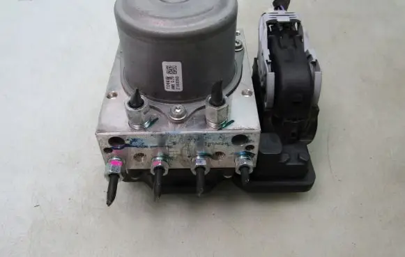 Nissan Leaf II (ZE1) ABS Pump 476605SH5C