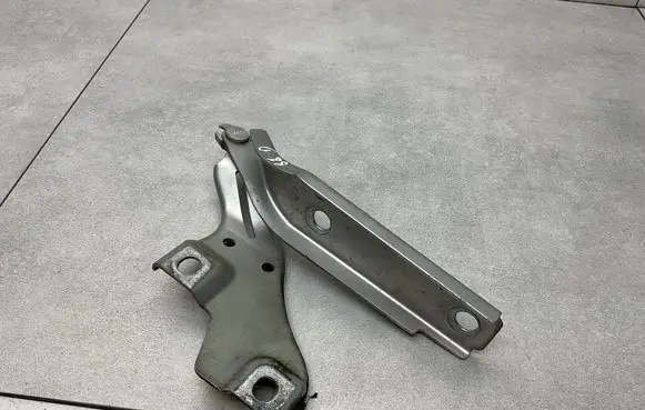 Volkswagen PASSAT B8 Engine bonnet/hood hinges 3G0823302