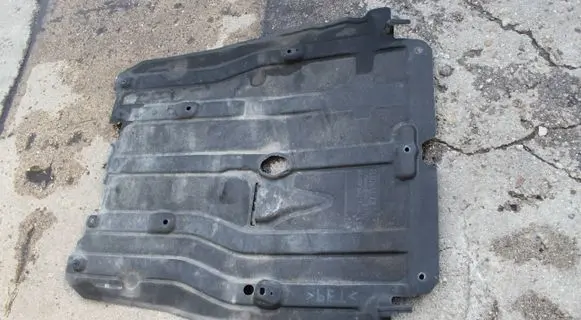 Renault Megane IV Engine splash shield/under tray 758308281R