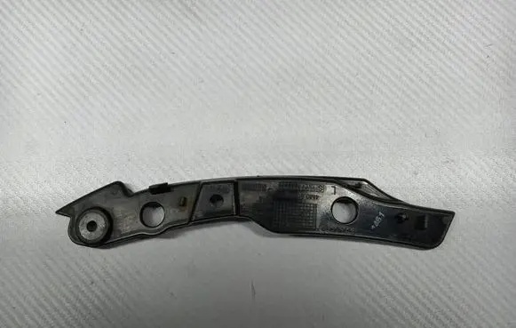 Audi Q7 4L Front bumper mounting bracket 8W8867246