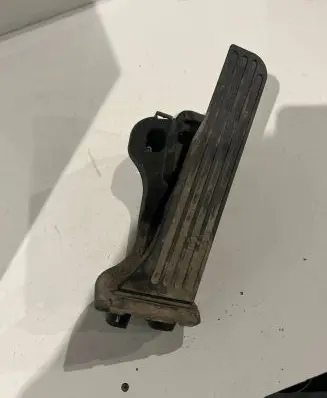 Volkswagen PASSAT B6 Accelerator throttle pedal 01094602
