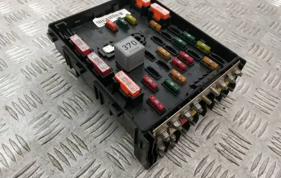 Volkswagen PASSAT B7 Fuse box set 3C0937125
