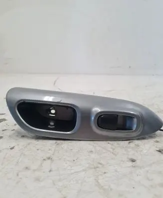 Nissan Juke I F15 Electric window control switch