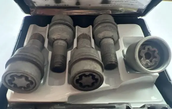 Audi Q5 SQ5 FY Anti-theft wheel nuts and lock 8R0071336