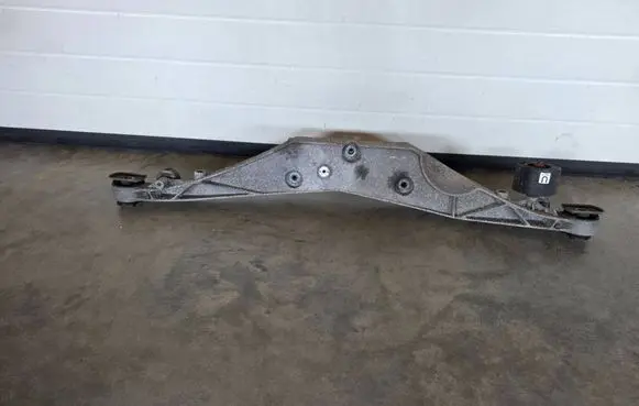 BMW 2 F44 Rear differential/diff mount bracket 6852896