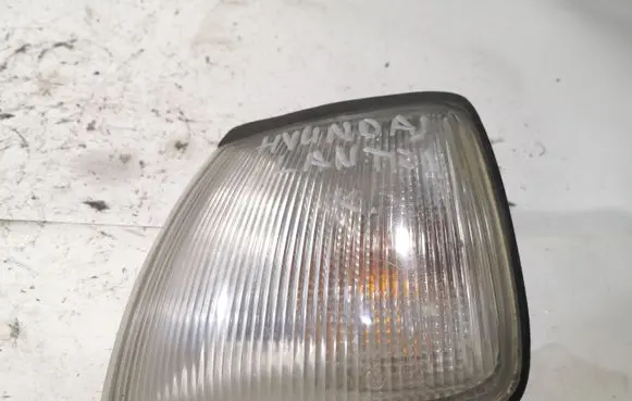 Hyundai Lantra I Front indicator light