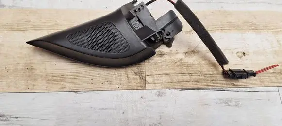 Front door high frequency speaker