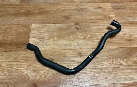 Volvo V70 Breather hose/pipe 8653562