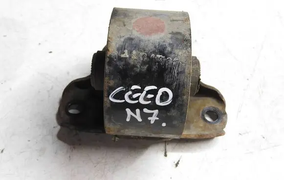 Engine mounting bracket