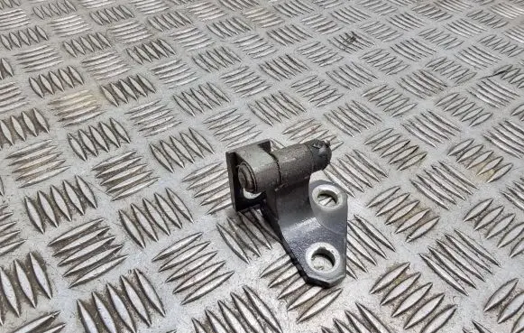 Volkswagen PASSAT B7 Front door upper hinge