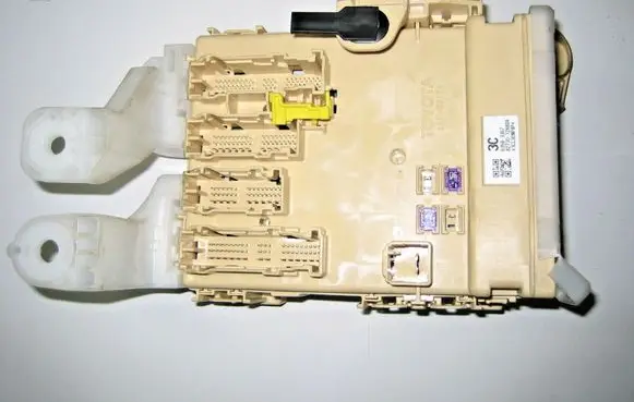 Toyota Auris E180 Fuse module 8273012X80A