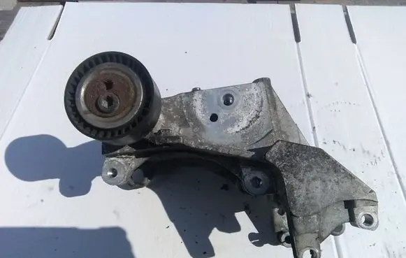 Peugeot 206 Engine mounting bracket 9643834880 96348179