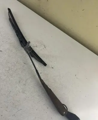 Rear wiper blade arm