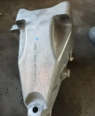 Mercedes-Benz C W205 Engine mounting bracket A2742231004