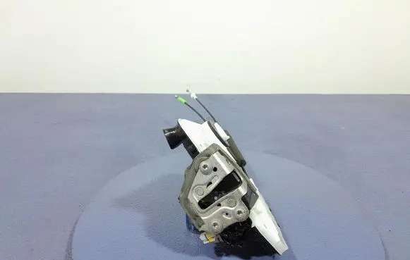 Toyota Corolla E10 Front door lock 