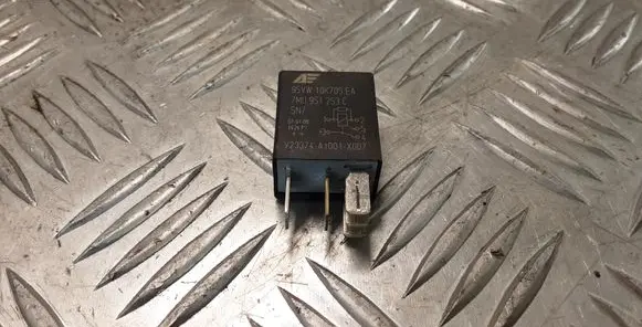 Volkswagen PASSAT B6 Other relay 7M0951253C