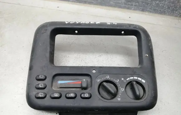 Chrysler Voyager Climate control unit P4677335AB