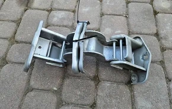 Opel Vivaro Rear door lower hinge 90418626R 904006707R 904108626R
