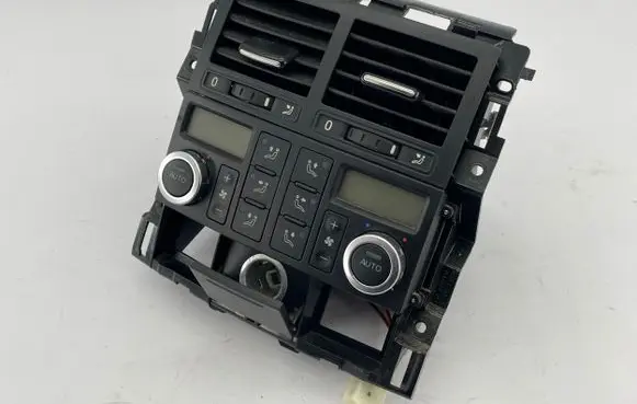 Volkswagen Touareg I Dash center air vent grill 7L6819203D