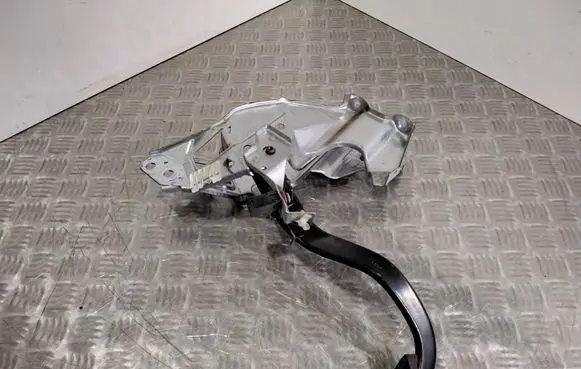 Opel Astra H Brake pedal