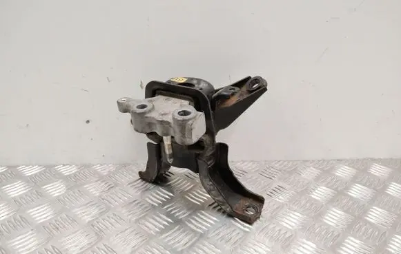 Lexus CT 200H Engine mount bracket 