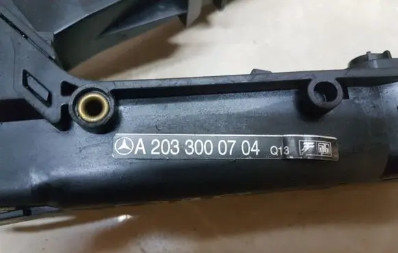 Mercedes-Benz C W203 Accelerator throttle pedal A2033000704