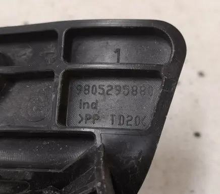 Citroen C4 Cactus Fender mounting bracket 9805295880
