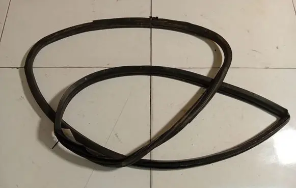 Chrysler Voyager Rubber seal front coupe door 
