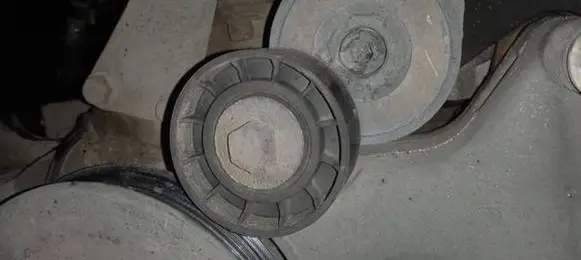 Opel Astra H Generator/alternator belt tensioner 