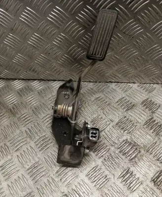 Accelerator throttle pedal