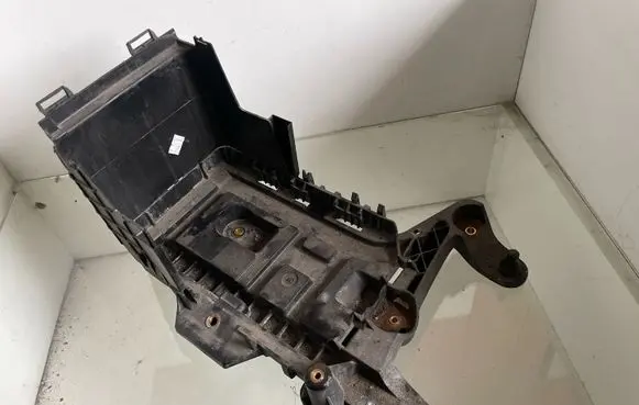 Volkswagen Touran II Battery tray 1K0915333