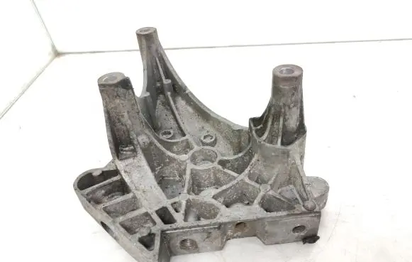 Volkswagen Touran I Engine mounting bracket 03G199207A