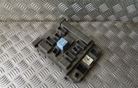 Peugeot 607 Fuse module 9645585580