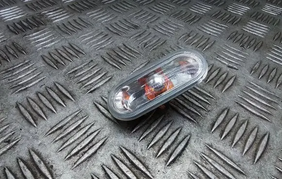 Front fender indicator light