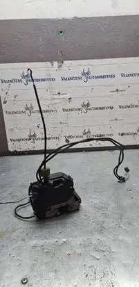 Mercedes-Benz E W211 Front door lock 2117200335