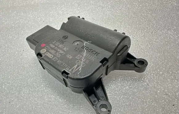 Volkswagen PASSAT B7 Air flap motor/actuator 3C0907511Q