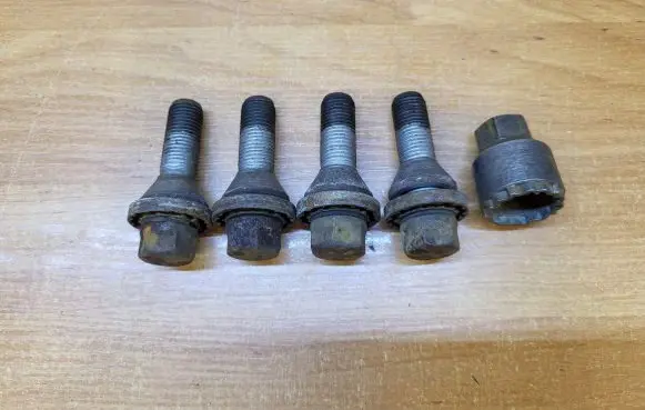 Volvo S80 Anti-theft wheel nuts and lock 