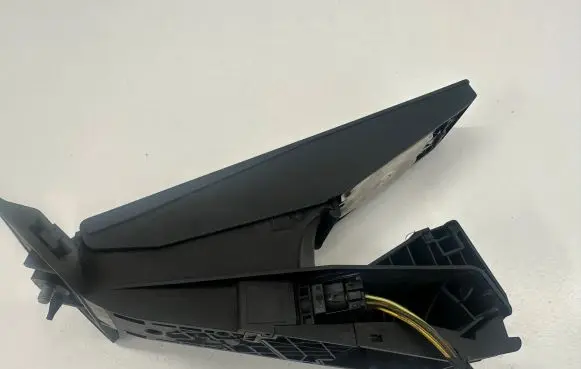 Accelerator throttle pedal