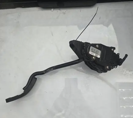 Volkswagen PASSAT B5 Accelerator throttle pedal 8D2721523E