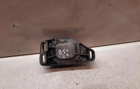 Volkswagen PASSAT B5.5 Engine mounting bracket 8D0199335Q