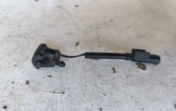 Windshield washer spray nozzle