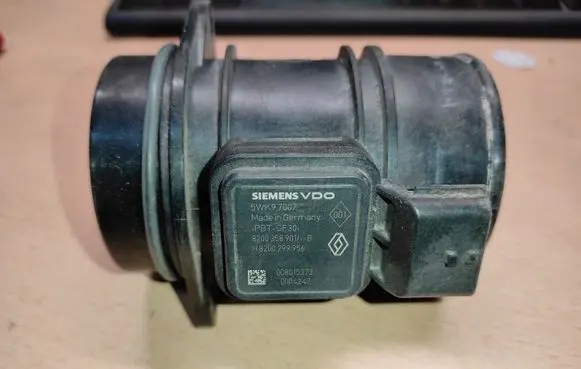 Nissan Juke I F15 Mass air flow meter 5WK97007