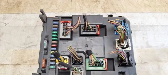Citroen C3 Fuse module 9664983280
