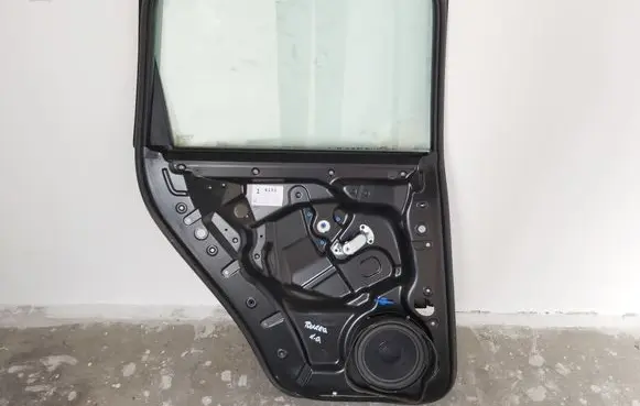 Volkswagen Touareg I Rear door window/glass frame 993464108 7L6639729B