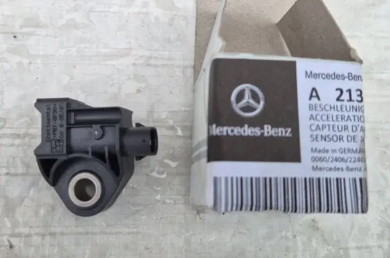 Mercedes-Benz E AMG W213 Airbag deployment crash/impact sensor A2139051300