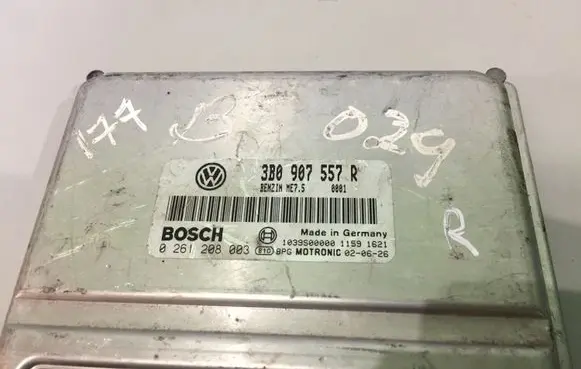 Volkswagen PASSAT B5.5 Engine control unit/module 3B0907557R 0261208003