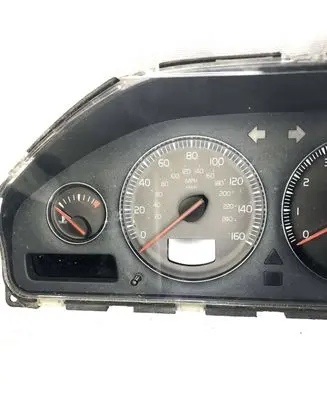 Volvo XC70 Speedometer (instrument cluster) 30682278 69594250T 8602884