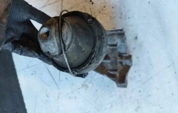 Volvo V70 Engine mount bracket 9488551