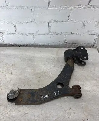 Volvo V40 Front lower control arm/wishbone 