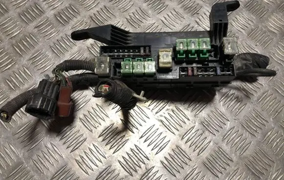 Nissan Maxima Fuse module 71543050 71543052